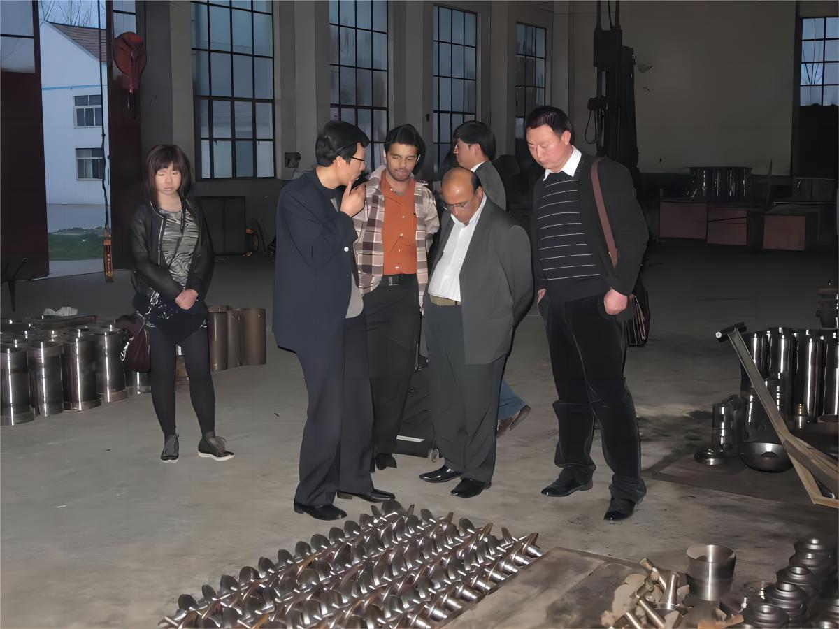 Pakistani Clients Come to the Factory for Inspection before Shipment